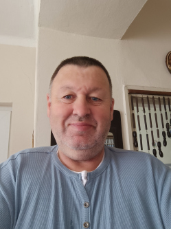 Ati, 51 �ves t�rskeres� f�rfi, Ih�sz