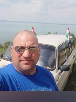 J�nos, 45 �ves t�rskeres� f�rfi, Lipp�