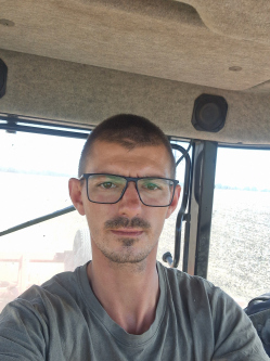 Tibor, 28 �ves t�rskeres� f�rfi, Kisl�ng