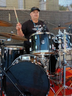 Sandor, 68 �ves t�rskeres� f�rfi, S�rv�r