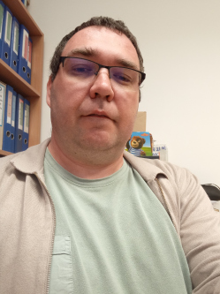 Roland, 43 �ves t�rskeres� f�rfi, Kadark�t