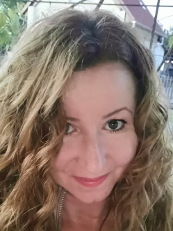 Kriszti, 50 �ves t�rskeres� n�, Hark�ny