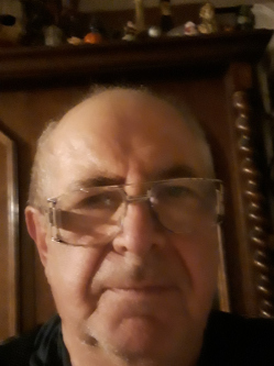 Tamas, 73 �ves t�rskeres� f�rfi, �jharty�n