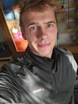 D�niel, 27 �ves t�rskeres� f�rfi, Hencida