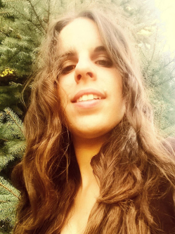 Betti, 30 �ves t�rskeres� n�, P�cel