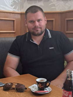 Roli, 34 �ves t�rskeres� f�rfi, Gyula