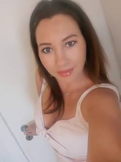 Evelin, 34 �ves t�rskeres� n�, Alm�sh�za