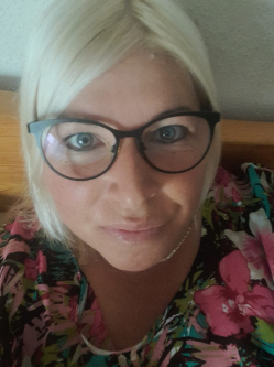 Anik�, 45 �ves t�rskeres� n�, V�c