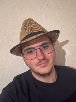 Benedek, 21 �ves t�rskeres� f�rfi, R�ckeve
