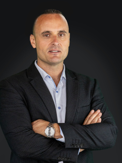 �ron, 44 �ves t�rskeres� f�rfi, Budapest