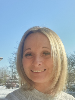 Vali, 55 �ves t�rskeres� n�, Ebes