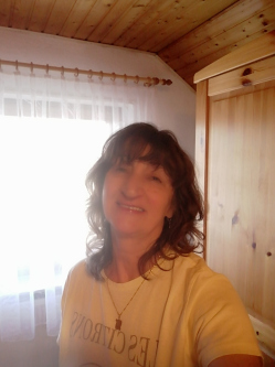 Aranka, 69 �ves t�rskeres� n�, Domb�v�r