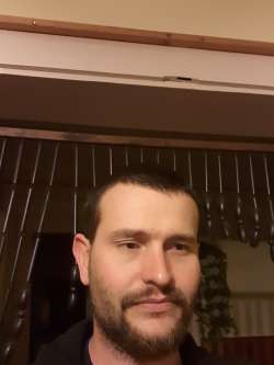 G�bor, 39 �ves t�rskeres� f�rfi, Domb�v�r