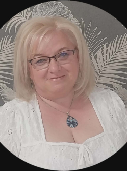 M�nika, 50 �ves t�rskeres� n�, B�k�s