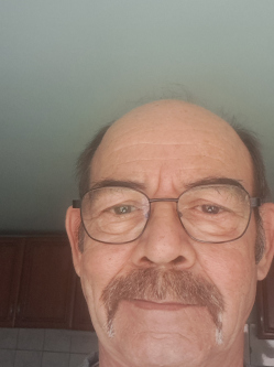 Sanyi, 70 �ves szegedi t�rskeres� f�rfi