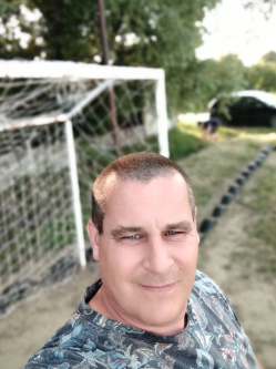 J�zsef, 49 �ves t�rskeres� f�rfi, Beseny�telek