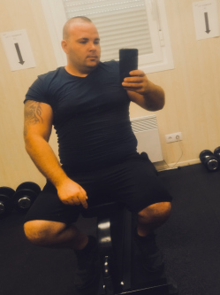 Zsolt, 32 �ves t�rskeres� f�rfi, M�lyk�t