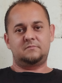 Zoli, 43 �ves t�rskeres� f�rfi, Tata