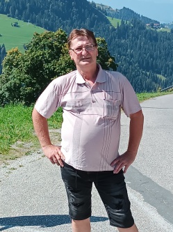 J�zsef, 56 �ves buzs�ki t�rskeres� f�rfi