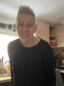 Brigi, 48 �ves t�rskeres� n�, Baja