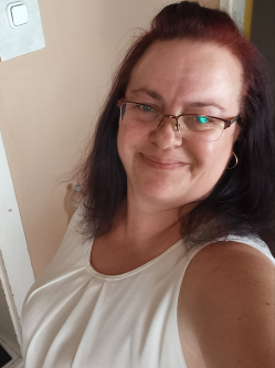 Szilvi, 47 �ves t�rskeres� n�, Cegl�d