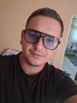 M�t�, 30 �ves t�rskeres� f�rfi, Gyula