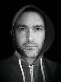 Laci, 44 �ves t�rskeres� f�rfi, Gyula