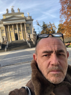 Micka�l, 52 �ves t�rskeres� f�rfi, Eger