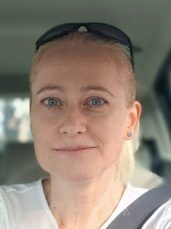N�ra, 49 �ves t�rskeres� n�, V�c