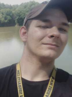 Albert, 19 �ves t�rskeres� f�rfi, T�szeg
