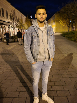 K�roly, 68 �ves t�rskeres� f�rfi, Asz�d