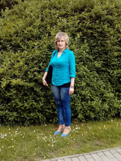 Adrienn, 55 �ves t�rskeres� n�, Bonyh�d