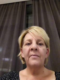 Henrietta, 49 �ves t�rskeres� n�, K�ny