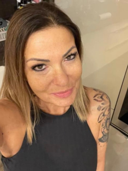 M�ni, 49 �ves t�rskeres� n�, Buda�rs