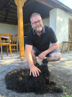 Attila, 50 �ves t�rskeres� f�rfi, Domb�v�r