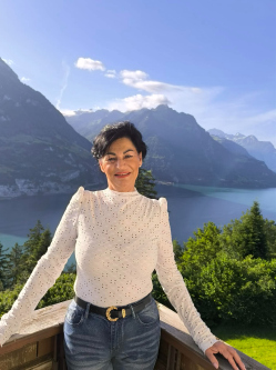 Aranka, 62 �ves t�rskeres� n�, L�tav�rtes