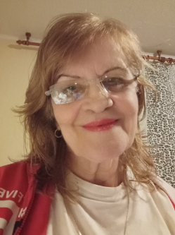 Zsuzsanna, 74 �ves t�rskeres� n�, �jk�gy�s