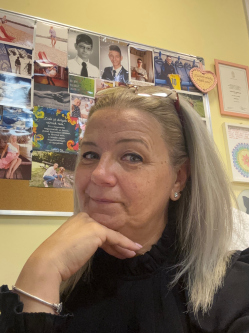 Gabi, 50 �ves g�d�ll�i t�rskeres� n�