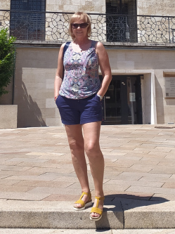 Csilla, 60 �ves t�rskeres� n�, Martonv�s�r
