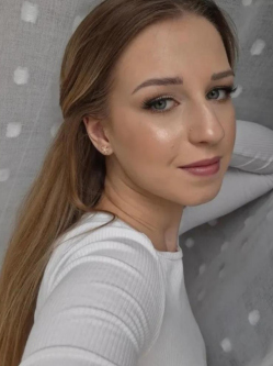 Eszter, 20 �ves t�rskeres� n�, Szolnok