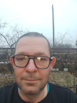 L�szl�, 46 �ves t�rskeres� f�rfi, Dombos