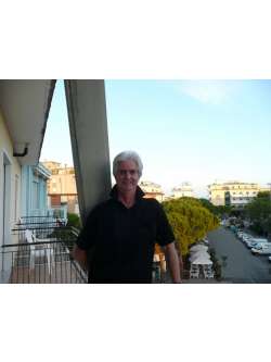 K�roly, 81 �ves t�rskeres� f�rfi, P�cel