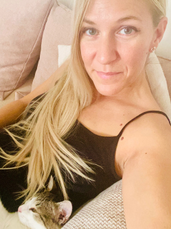 Piros, 41 �ves t�rskeres� n�, Gy�r