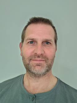 L�szl�, 47 �ves t�rskeres� f�rfi, Tata