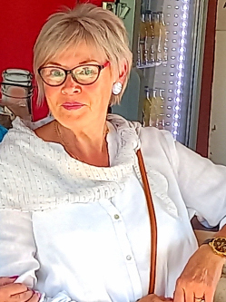Erzsi, 67 �ves t�rskeres� n�, Martf�