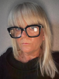 Ildik�, 51 �ves t�rskeres� n�, �ll�