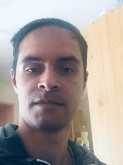 R�bert, 38 �ves t�rskeres� f�rfi, S�lys�p