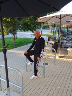 Zolt�n, 59 �ves t�rskeres� f�rfi, Ebes