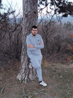 Dominik, 19 �ves t�rskeres� f�rfi, J�sz�roksz�ll�s