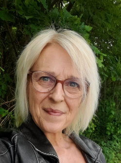 Gy�ngyi, 56 �ves t�rskeres� n�, B�h�nye